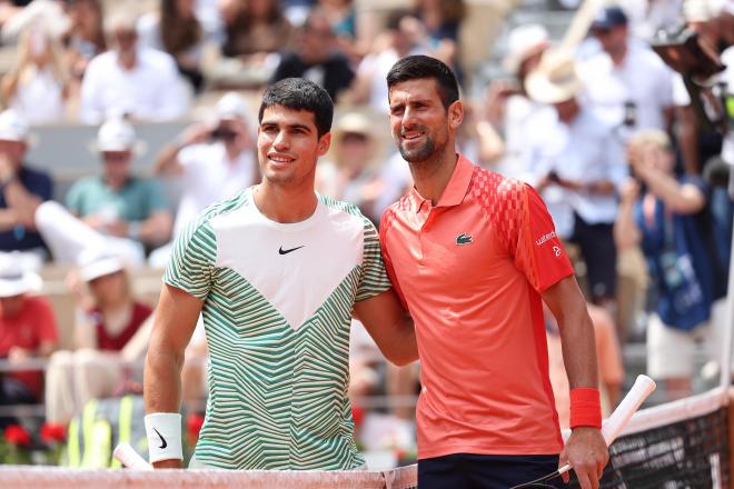 Carlos Alcaraz y Novak Djokovic, antes de iniciar las semifinales de tenis Roland Garros 2023 (Foto: Cordon Press).