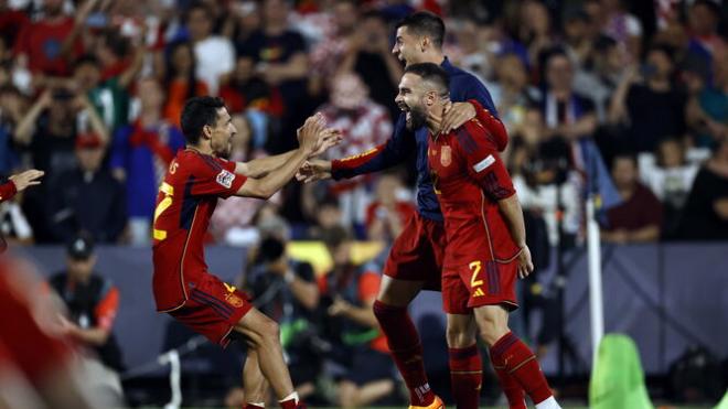 Jesús Navas celebra con Álvaro Morata el tanto de Dani Carvajal que dio a España la Nations League. Fuente: EFE