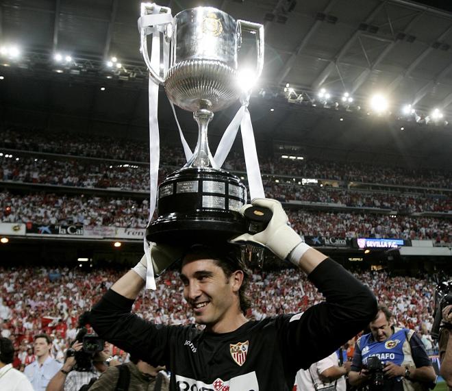 Cobeño celebra la Copa del Rey ganada por el Sevilla en 2007 (Foto: Cordon Press).
