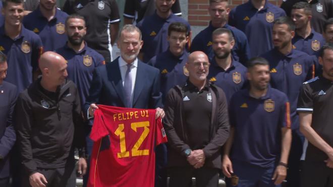 El rey Felipe VI, en la foto oficial con la Selección Española por la Nations League
