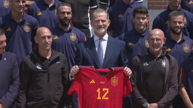 El rey Felipe VI luce la camiseta personificada de la selección española