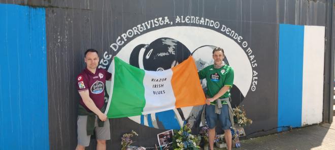 Brendan y Paul O'Brien rindieron un homenaje a su hermano Kevin en Riazor (Foto: cedida)