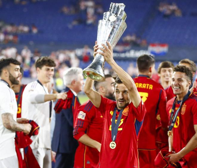 Jesús Navas alza el trofeo de la UEFA Nations League (Foto: Cordon Press).