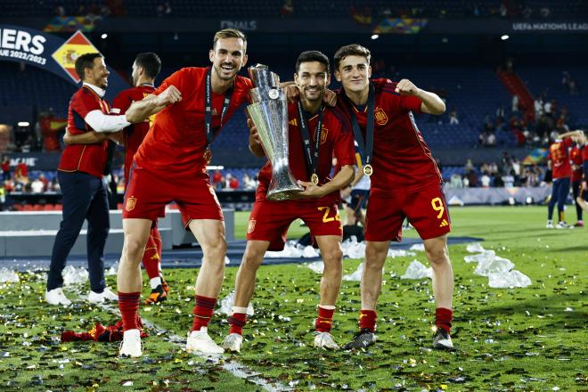 Fabián, Jesús Navas y Gavi celebran la Nations League ganada con España (Foto: Cordon Press).