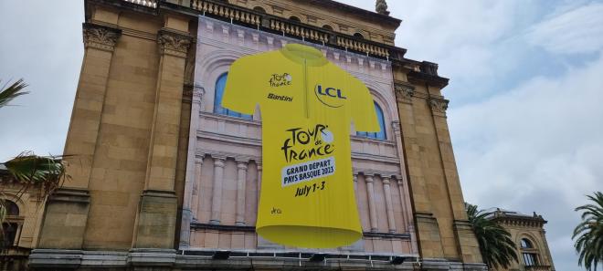 Un maillot amarillo cuelga en la parte trasera del Ayuntamiento de Donostia.