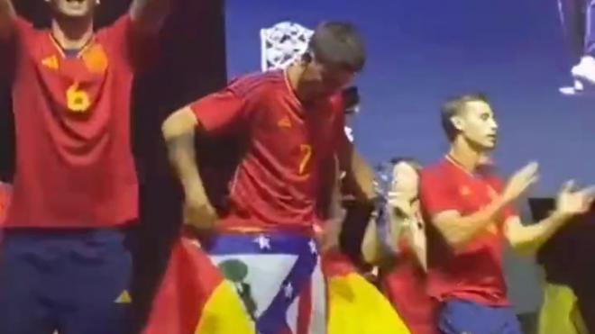 Morata, con una bandera del Atleti en la celebración de España.
