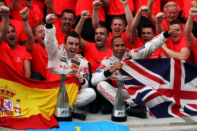 Fernando Alonso y Hamilton celebrando juntos en McLaren Mercedes (Cordon Press)