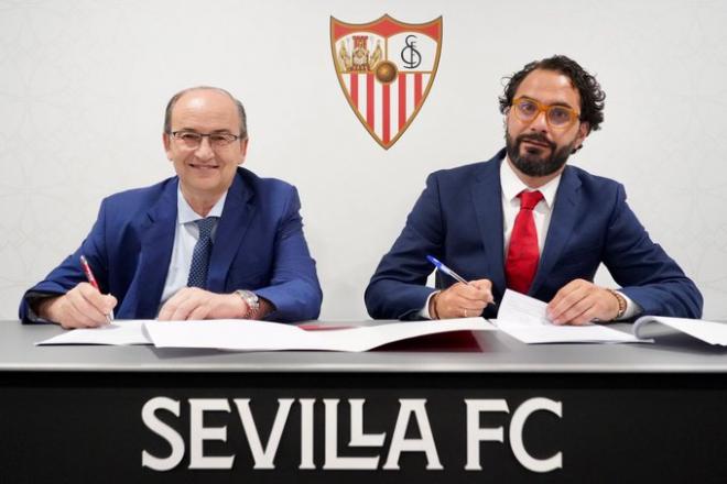Víctor Orta, junto a José Castro, firma su contrato con el Sevilla (Foto: SFC).