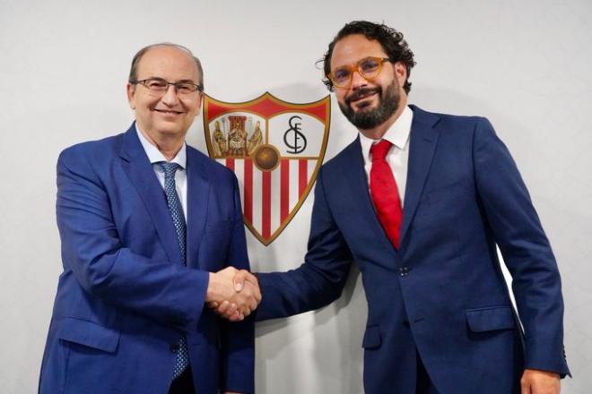 Víctor Orta, junto a José Castro, firma su contrato con el Sevilla (Foto: SFC).