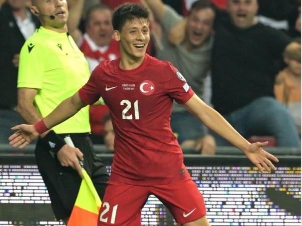 Arda Güler celebra su gol con la selección de Turquía.