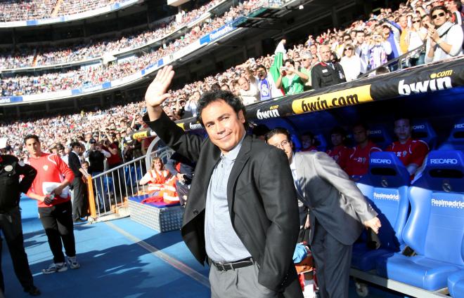 Hugo Sánchez, en el Santiago Bernabéu como entrenador del Almería (Foto: Cordon Press).