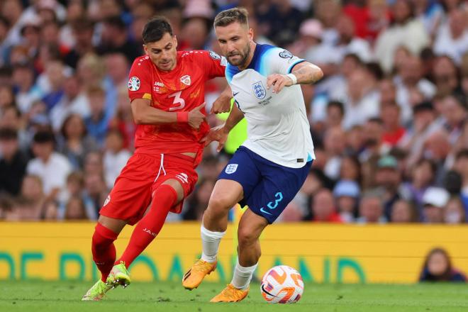 Stefan Ashkovski frente a Luke Shaw en el Inglaterra - Macedonia del Norte. Fuente: Cordon Press