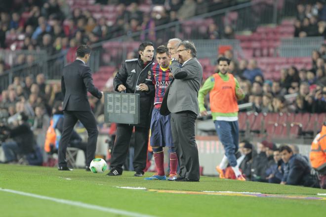Tata Martino le da instrucciones a Leo Messi para su reaparición tras la lesión en el partido entre FC Barcelona y Getafe (Foto: Cordon Press).