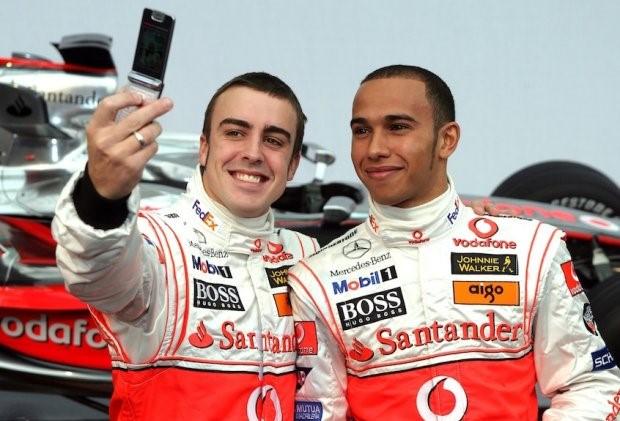 Alonso y Hamilton se hacen un 'selfie' en su etapa McLaren Mercedes (Foto: redes sociales).