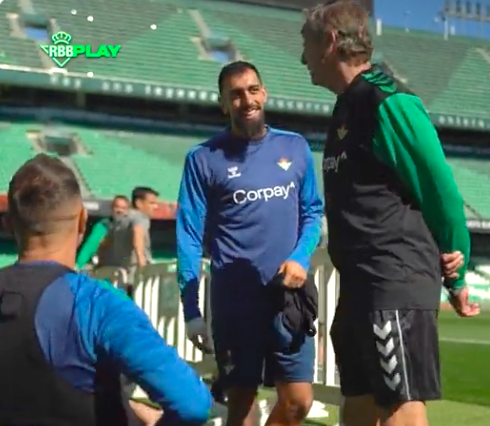 La broma entre Joaquín, Cousillas y Borja Iglesias (Foto vía: Real Betis)