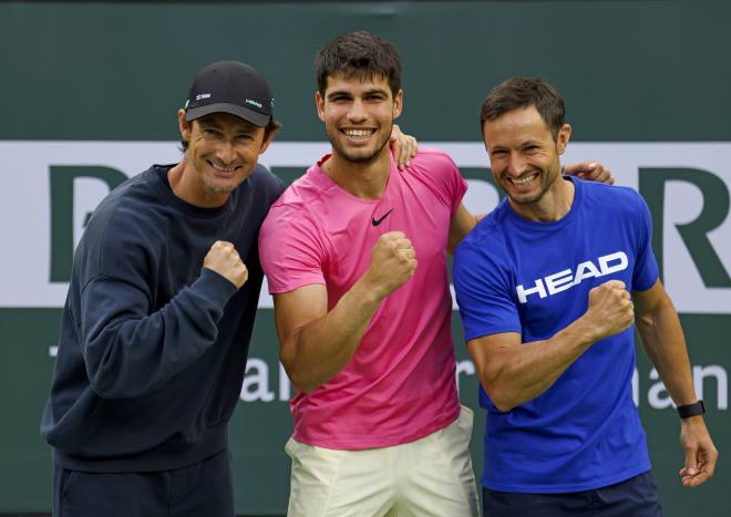 Juan Carlos Ferrero, Carlos Alcaraz y Juanjo Moreno en Indian Wells (Foto: Cordon press).