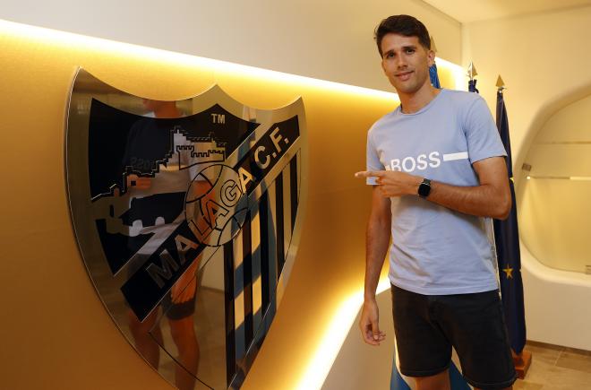 Juanpe posa ya como nuevo jugador del Málaga. (Foto: MCF)
