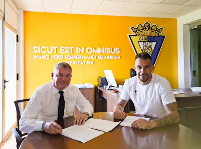 Manuel Vizcaíno y Álvaro Negredo firman el acuerdo de renovación del delantero (Foto: CCF).