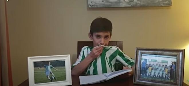 Javier Artillo besa el escudo del Betis.