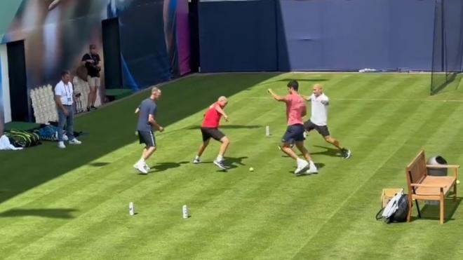 Alcaraz jugando al fútbol en Queen's.