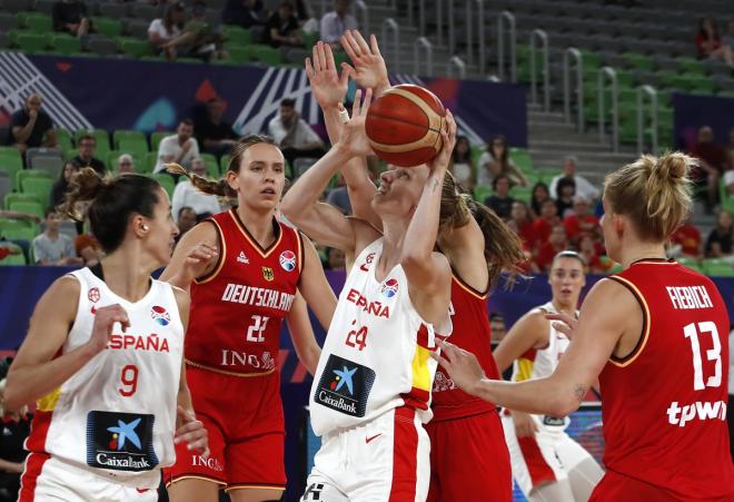 Laura Gil busca tiro en el España-Alemania del Eurobasket (Foto: EFE).