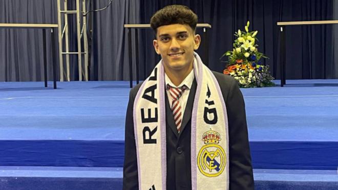 El hijo de José Antonio Reyes con la bufanda del Real Madrid (@_josereyeslopez_)