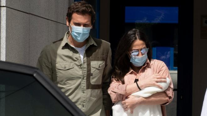Albert Rivera y Malú saliendo del hospital junto a su hija