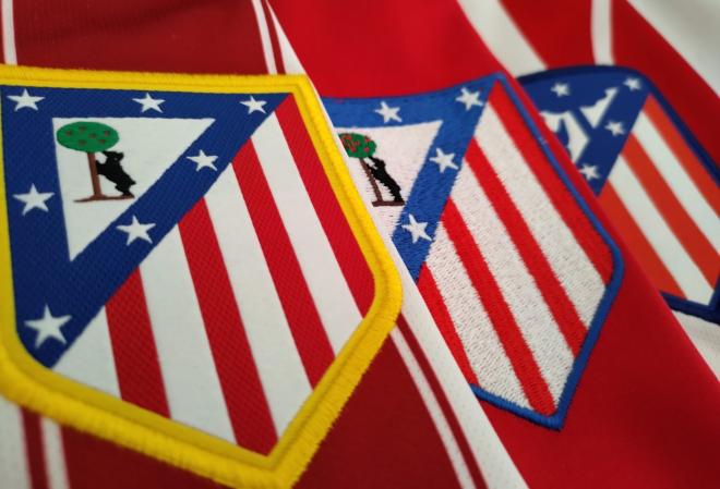 Camisetas del Atlético de Madrid con distintos escudos (Foto: ElDesmarque).