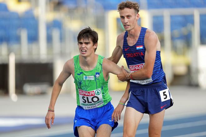Dino Bosnjak ayuda a Vid Botolin a llegar a meta (Foto: European Olympics)