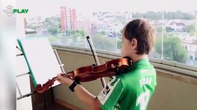 Fran García, tocando el violín.