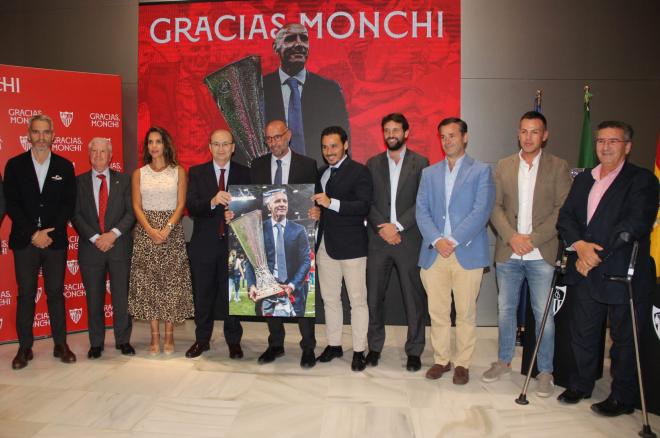 Monchi, en su despedida del Sevilla, junto al consejo de administración.