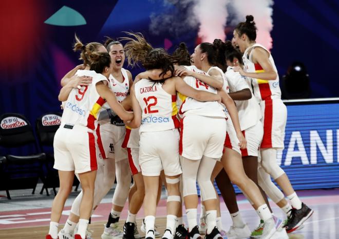 Celebración de España tras conseguir el pase a la final del Eurobasket (Foto: EFE).