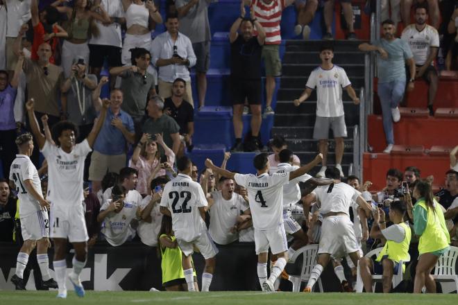 El Castilla celebrando el gol de Arribas al Eldense (EFE).