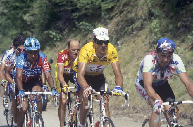 Miguel Indurain, con el maillot amarillo de líder en el Tour de Francia de 1993 (Foto: Cordon Press).