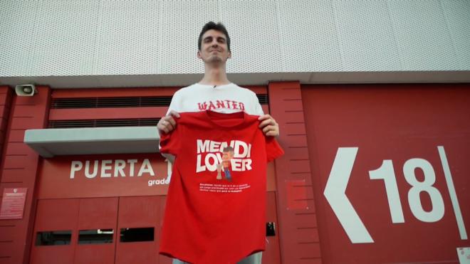 Luis Manuel, posando con la camiseta de Mendilibar delante del Sánchez-Pizjuán