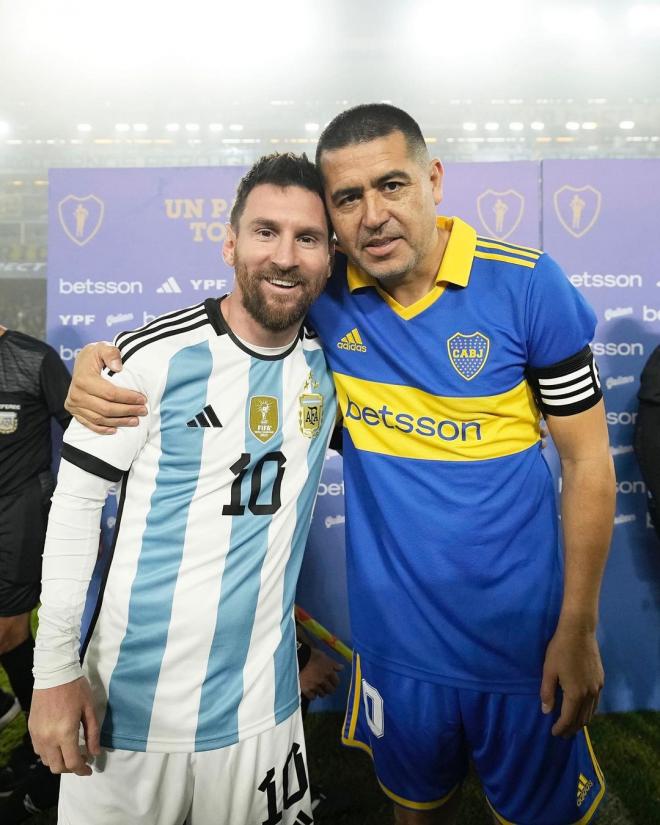 Messi posa junto a Riquelme en su homenaje de despedida