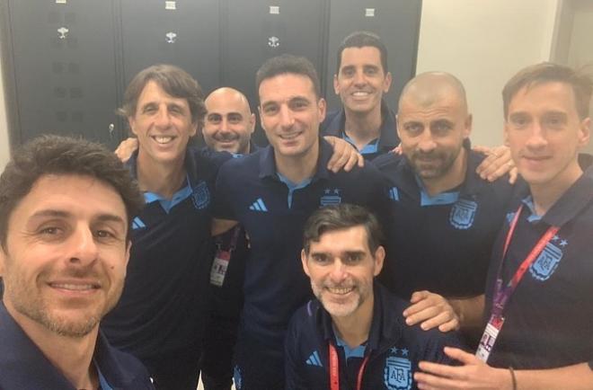 Pablo Aimar y el resto del staff de Argentina después de proclamarse Campeónes del Mundo
