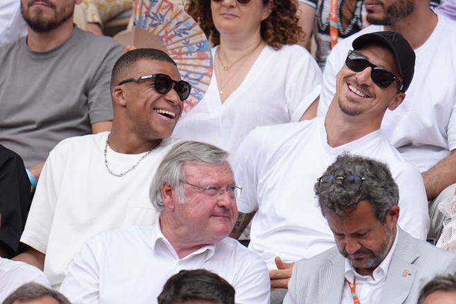 Mbappé, riéndose con Ibrahimovic en Roland Garros. (Cordon Press)