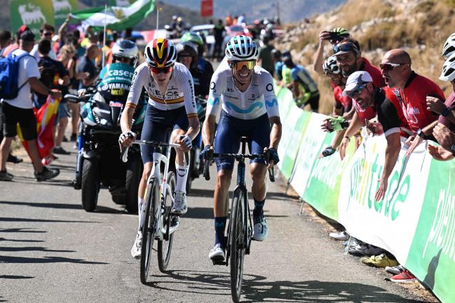 Carlos Rodríguez persigue a Enric Mas en La Vuelta 2022 (Foto: Cordon Press)