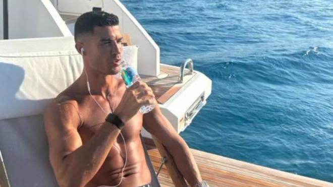 Cristiano Ronaldo, de vacaciones en alta mar. (Redes Sociales)