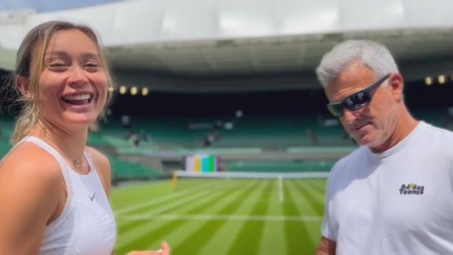 Paula Badosa y Apostolos Tsitsipas en la pista central de Wimbledon