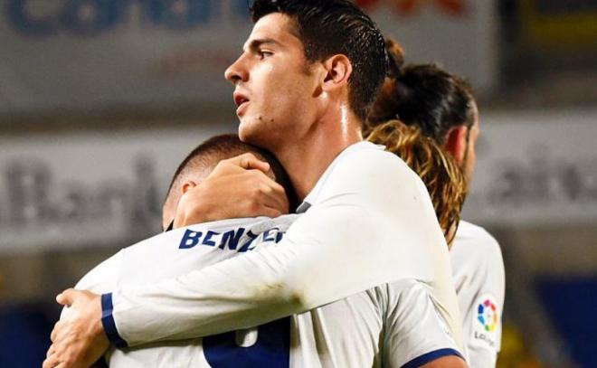 Álvaro Morata abraza a Karim Benzema en la 16/17 con el Real Madrid (Foto: EFE).