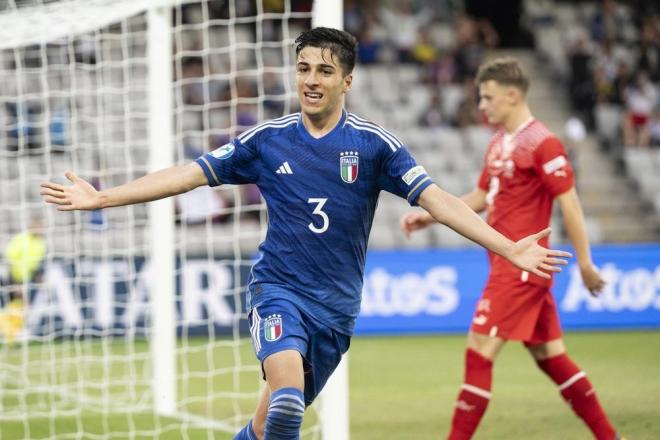 Fabio Parisi celebra un gol con Italia sub-21 en la Eurocopa Sub-21. Fuente: EFE.