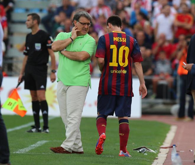 El Tata Martino habla con Messi en un partido del FC Barcelona (Cordon Press)