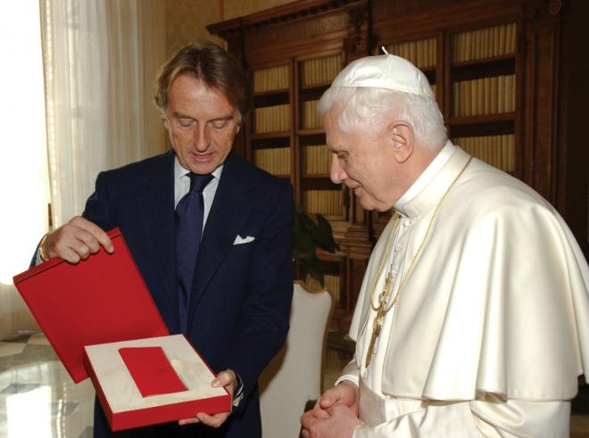 Luca Cordero di Montezemelo, haciéndole entrega a Benedicto XVI del dinero recaudado por la venta del Ferrari Enzo. (Ferrari)