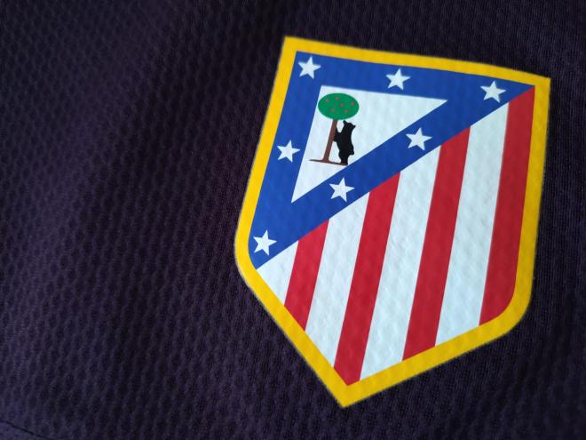 El escudo del Atlético de Madrid, en una camiseta del club (Foto: ElDesmarque).