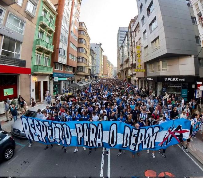 Manifestación y protesta del Deportivo contra el propiedad (Foto: Federación de Peñas)