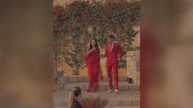 Marcos Llorente y Paddy vestidos de rojo en su preboda en Mallorca