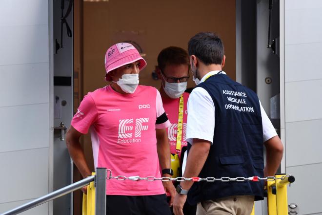 Carapaz recibe atención médica tras la caída en el Tour (FOTO: EFE).