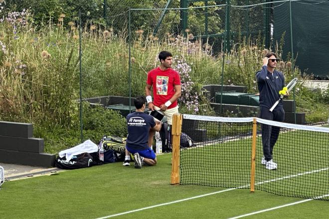 Carlos Alcaraz, con un vendaje, entrenando para Wimbledon (Foto: Cordon Press).